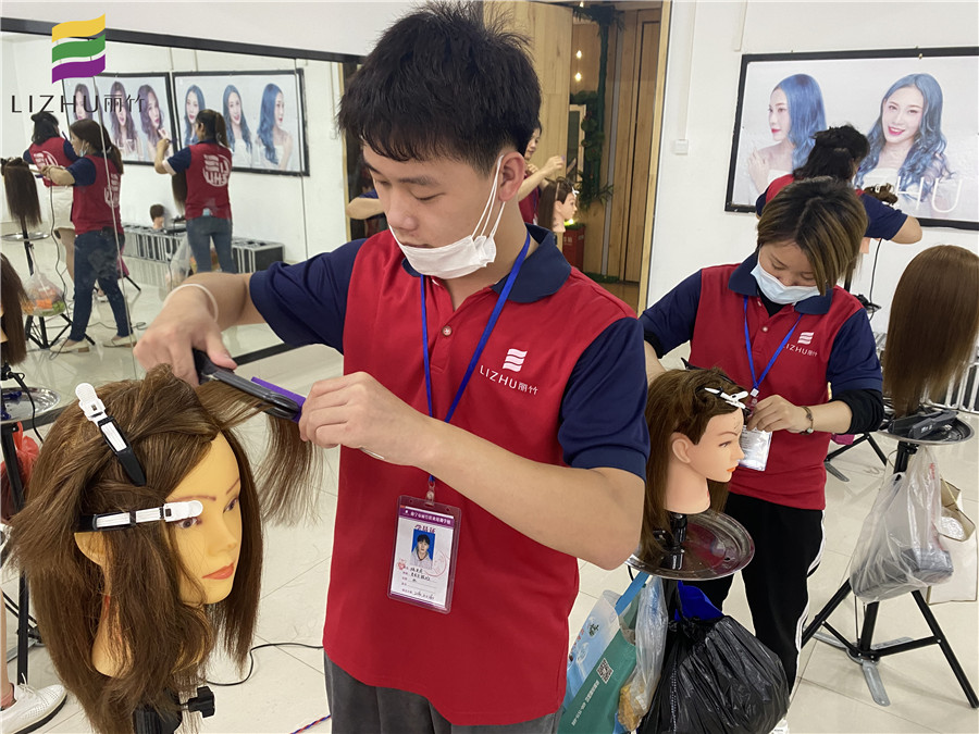 直板夾怎么用？廣西美發(fā)課堂學(xué)員為你講解