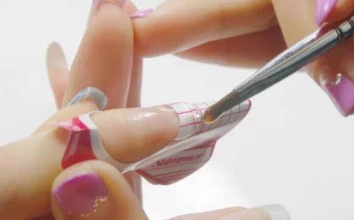 美甲延長膠怎么卸？南寧美甲理論知識(shí)必學(xué)課程