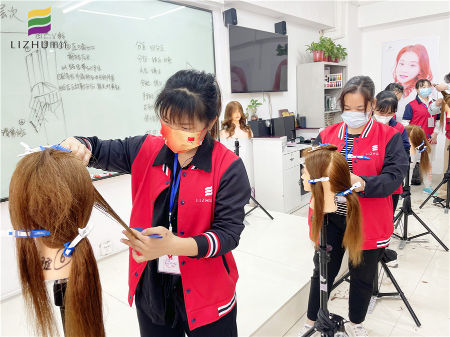 “自然V線”修剪，廣西美發(fā)學(xué)校十大名校課程