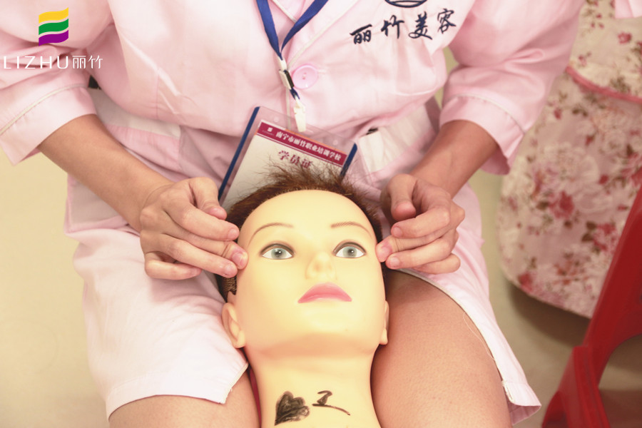為什么學美容要練習假頭模？廣西認可的美容學校告訴你