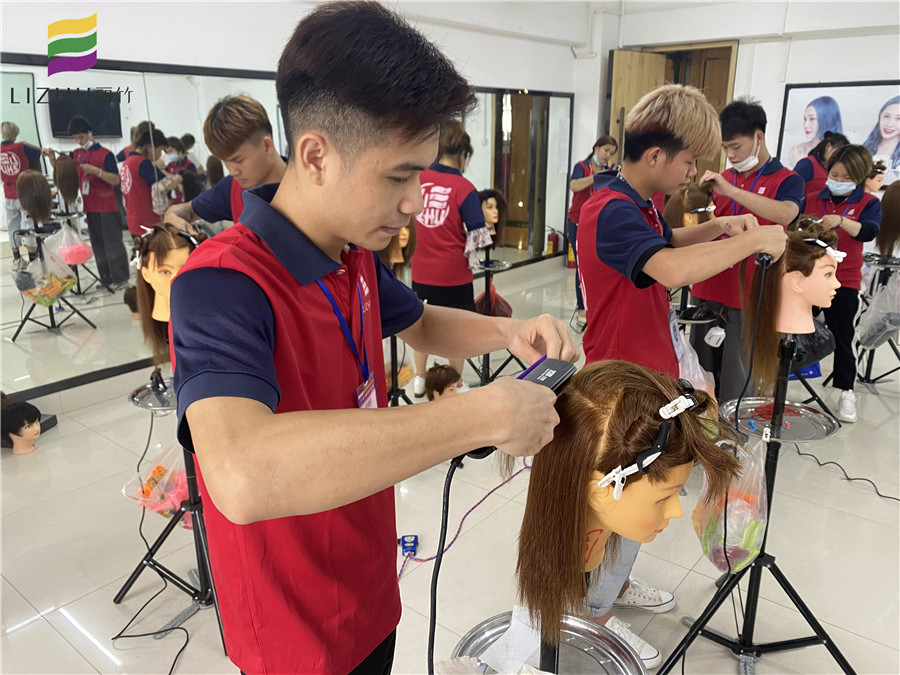 直板夾的使用教程，廣西學(xué)燙發(fā)技術(shù)的學(xué)校知識(shí)分享