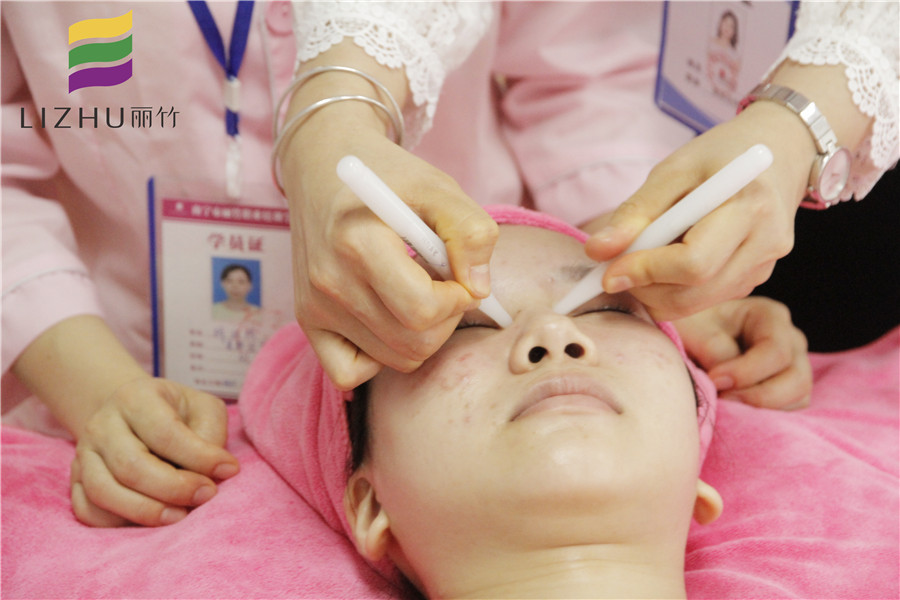 眼部撥筋的好處和壞處，學美容的正規(guī)學校推薦