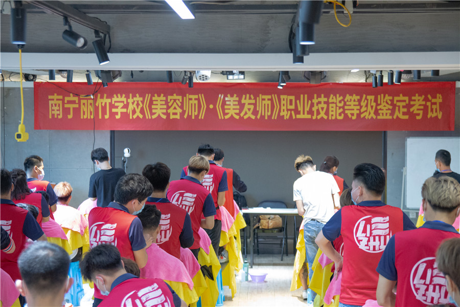 考職業(yè)資格證的學(xué)校推薦：麗竹學(xué)?？甲C班