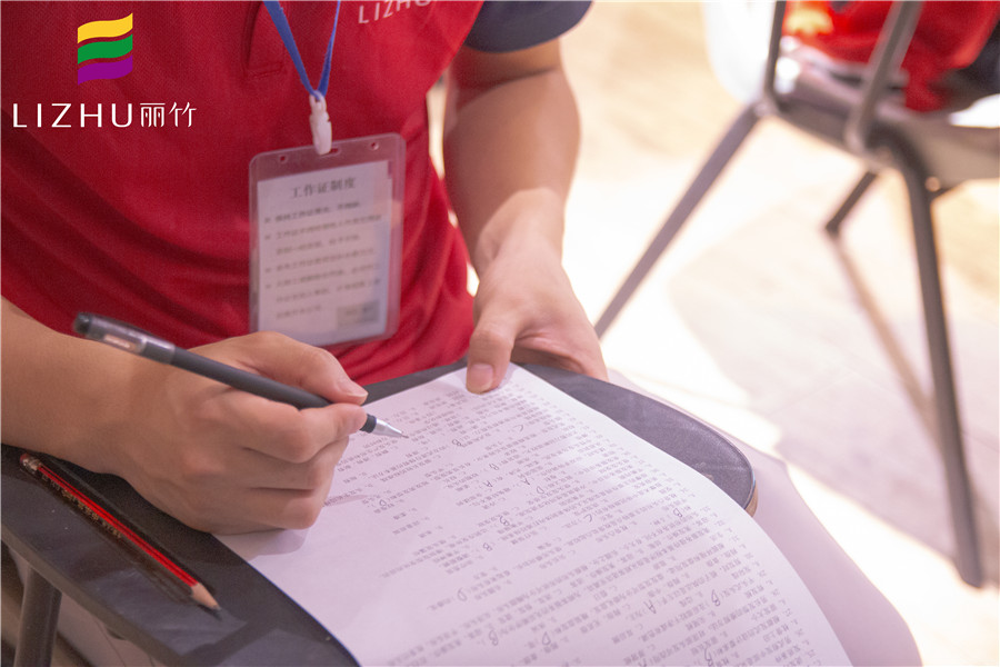 南寧美發(fā)職業(yè)培訓學?？己耍荷嗬碚摽荚?>
								
								<span id=