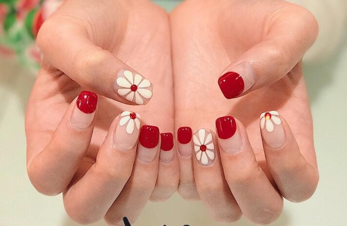 單色小雛菊美甲，簡約卻不簡單