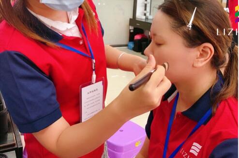 粉底刷海綿的區(qū)別，廣西化妝基礎(chǔ)教學(xué)