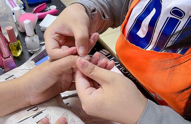 廣西哪里教美甲基礎(chǔ)？全貼甲片怎么貼？