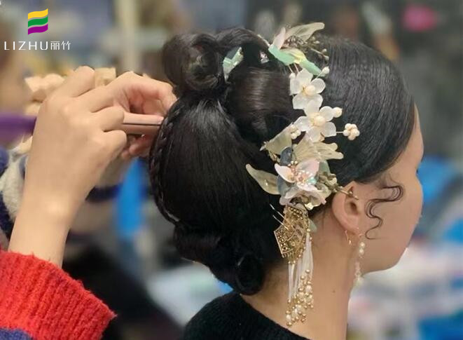 廣西化妝學校新娘編發(fā)：秀禾低發(fā)髻盤發(fā)