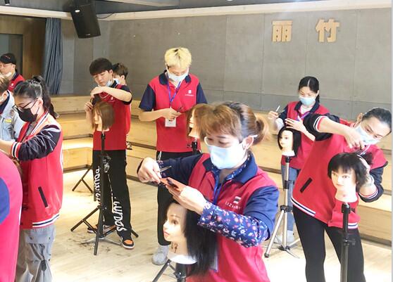 女士剪發(fā)打薄手法，南寧理發(fā)剪發(fā)學校課程分享