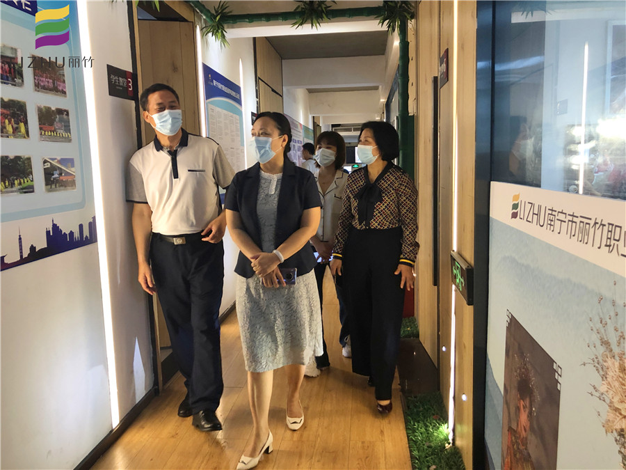 西鄉(xiāng)塘區(qū)政協(xié)主席李東紅一行走訪麗竹學校