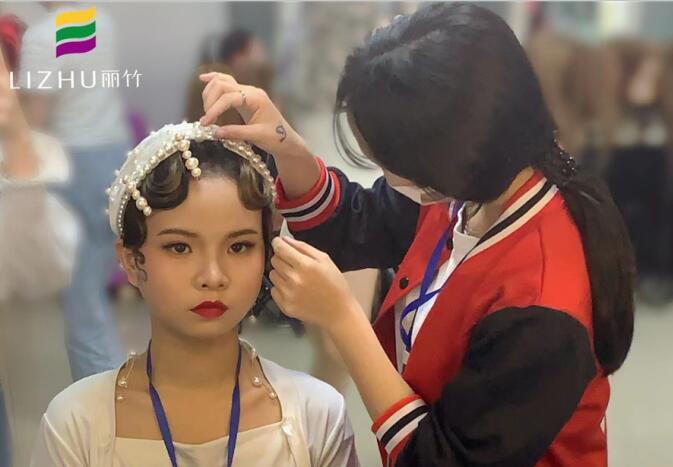 復古手推波發(fā)型練習，南寧學習盤發(fā)造型課堂實況