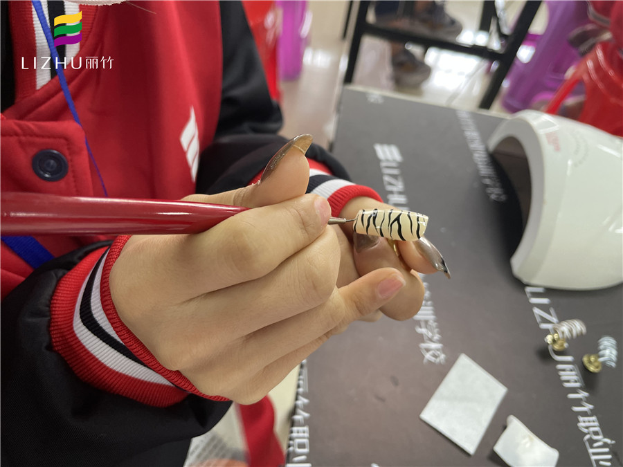 超簡(jiǎn)單斑馬紋美甲教程，南寧專業(yè)美甲培訓(xùn)學(xué)校教你