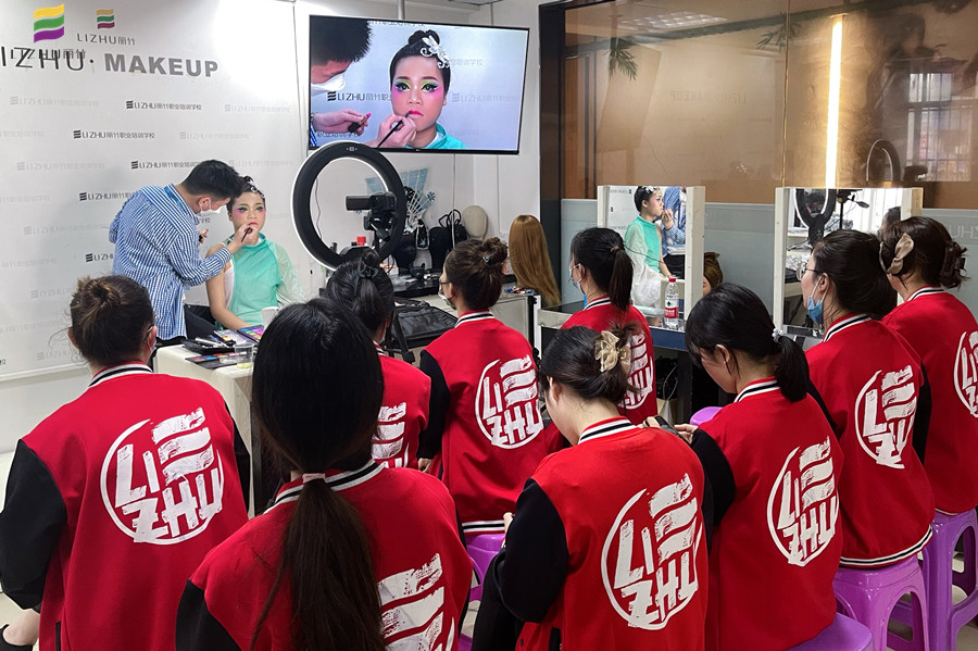 廣西彩妝學(xué)校舞臺(tái)妝欣賞，展現(xiàn)色彩夸張之美