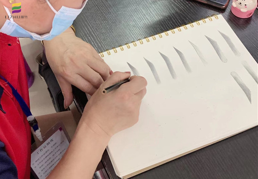 妝紙上快速畫眉技巧，南寧化妝基礎(chǔ)培訓(xùn)班學(xué)員有方法