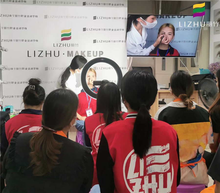 化妝新手畫眉方法，廣西化妝彩妝培訓(xùn)學(xué)校演示手法