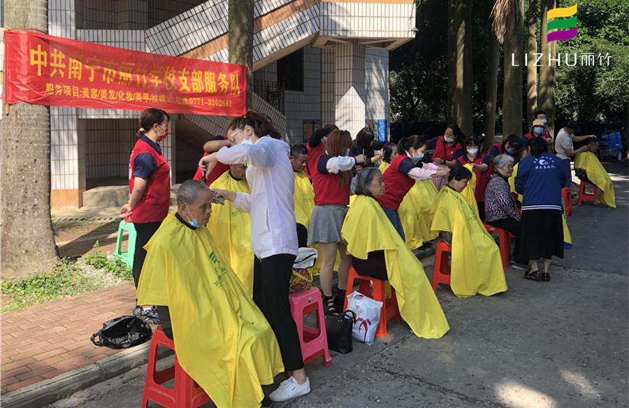 免費(fèi)理發(fā)進(jìn)社區(qū)，廣西美發(fā)培訓(xùn)學(xué)校實(shí)踐活動