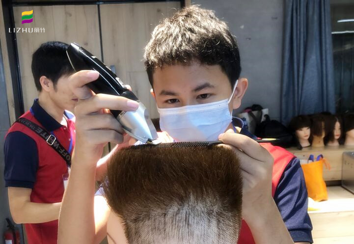 用推剪怎么理平頭？南寧理發(fā)培訓(xùn)學(xué)校實(shí)操演示