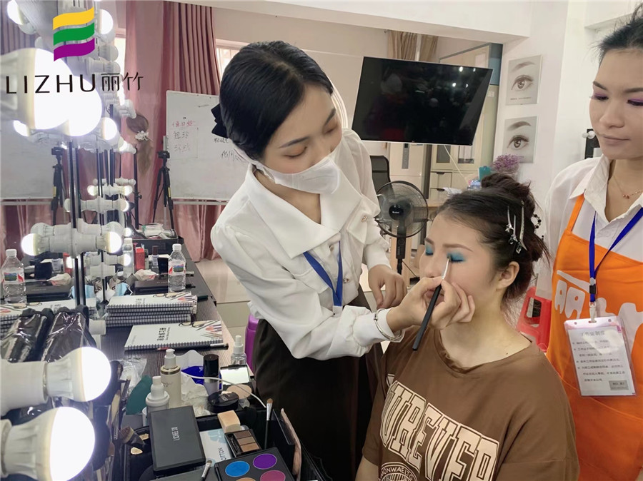 舞臺(tái)妝眼影怎么畫？南寧化妝培訓(xùn)眼妝教程