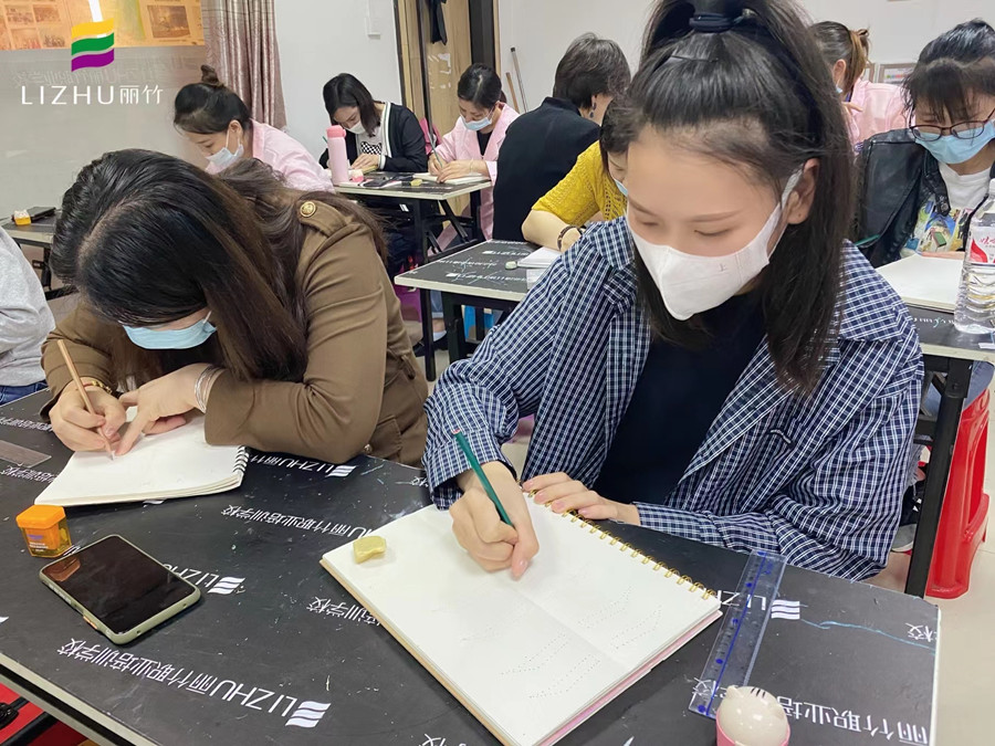 紋繡紙上練習的重要性，南寧專業(yè)紋繡學校幫你分析