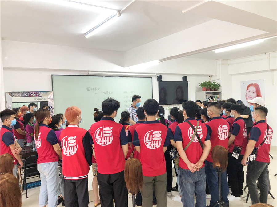 美發(fā)邊緣修剪常用步驟，南寧專業(yè)正規(guī)美發(fā)學(xué)校授課