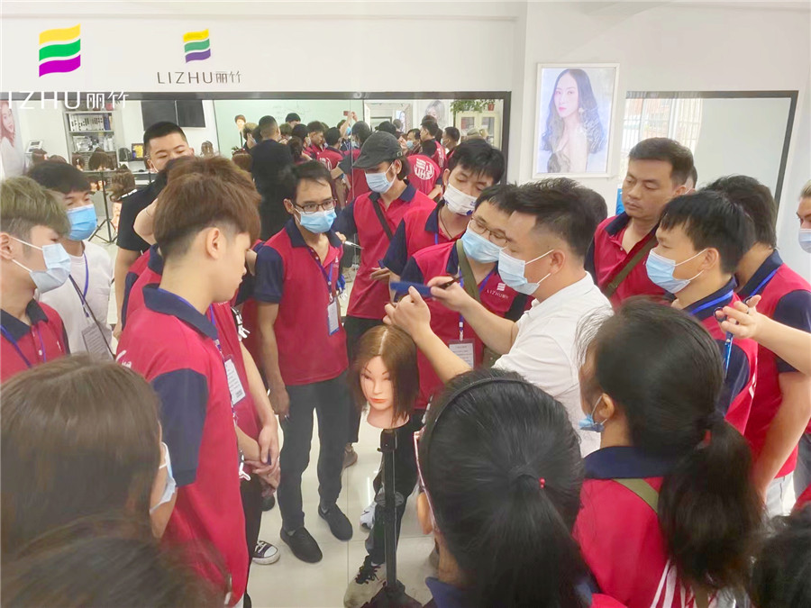 短發(fā)兩側(cè)層次修剪，南寧美發(fā)師職業(yè)培訓(xùn)學(xué)校