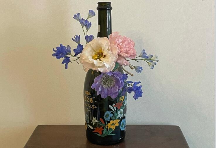 南寧哪里可以學(xué)花藝？先來(lái)看看酒瓶插花作品
