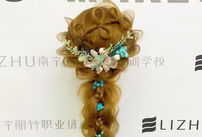 森系編發(fā)造型圖片，南寧編發(fā)培訓(xùn)學(xué)校作品