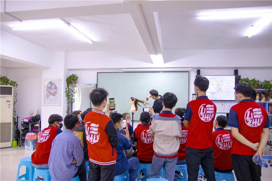 中長(zhǎng)發(fā)尾層次修剪，南寧理發(fā)培訓(xùn)學(xué)校演示手法