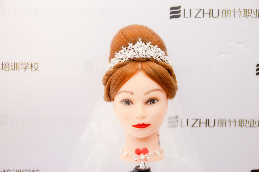 “赫本包”的特點(diǎn)，南寧盤發(fā)培訓(xùn)學(xué)校幫你整理