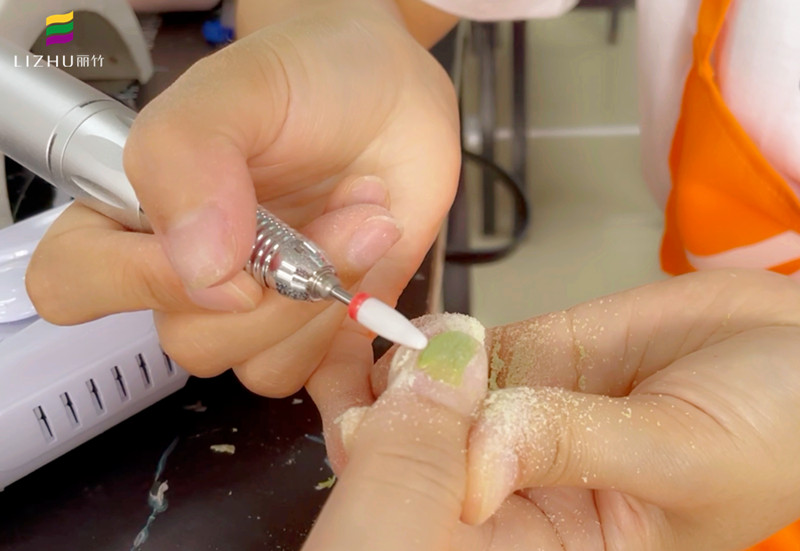 如何使用打磨機(jī)和卸甲包？南寧美甲師培訓(xùn)班教你