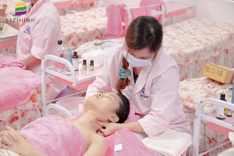 頸部提升美容手法，廣西南寧美容學(xué)校講解課程