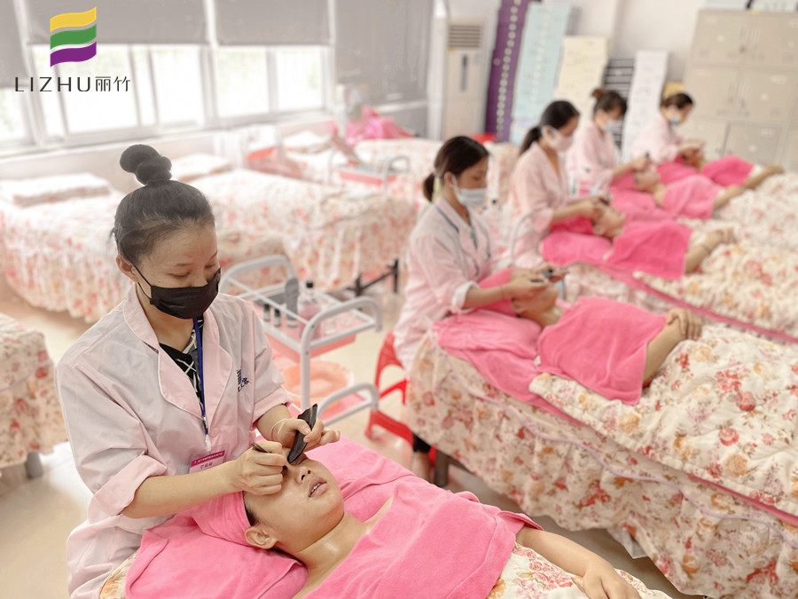 南寧學(xué)專業(yè)美容：眼部刮痧的好處