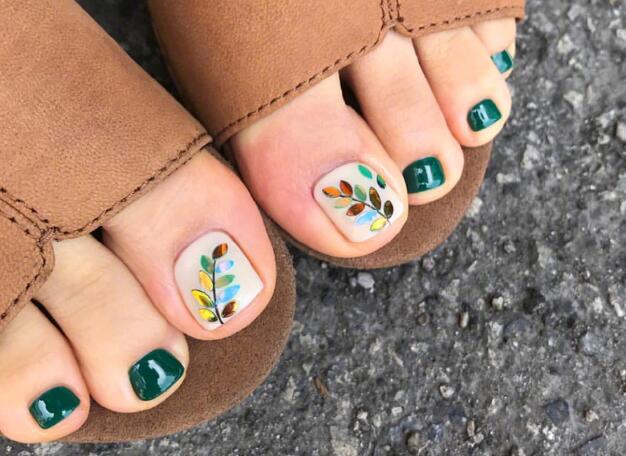 夏日腳部美甲圖片，廣西培訓(xùn)美甲的學(xué)校分享