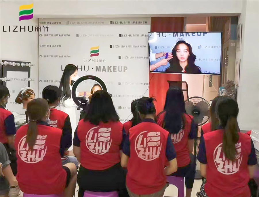 韓式披發(fā)造型，南寧時(shí)尚彩妝培訓(xùn)班課堂分享