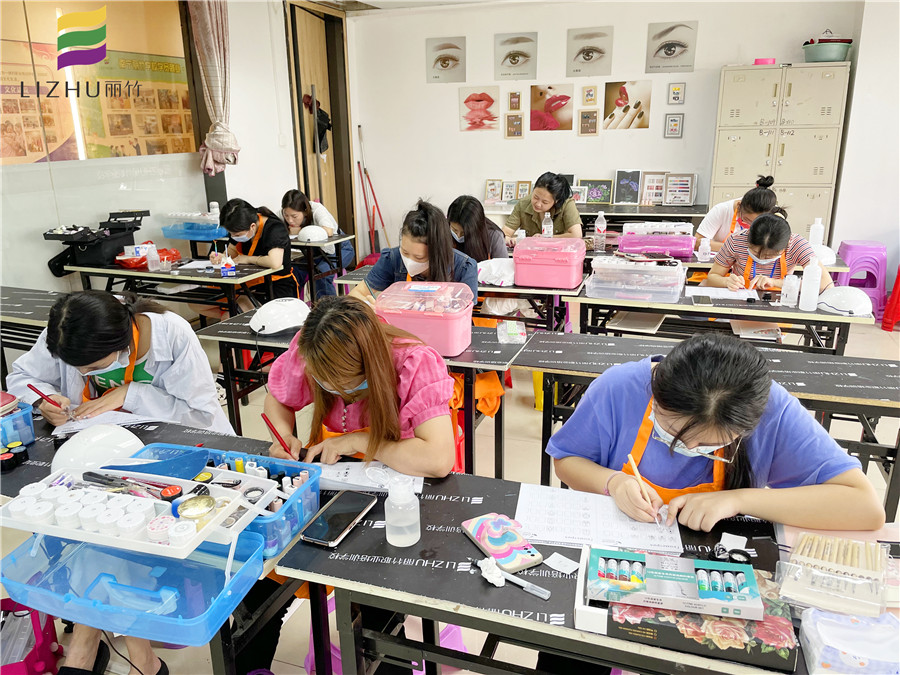 去南寧美甲培訓學校學美甲要會畫畫嗎？