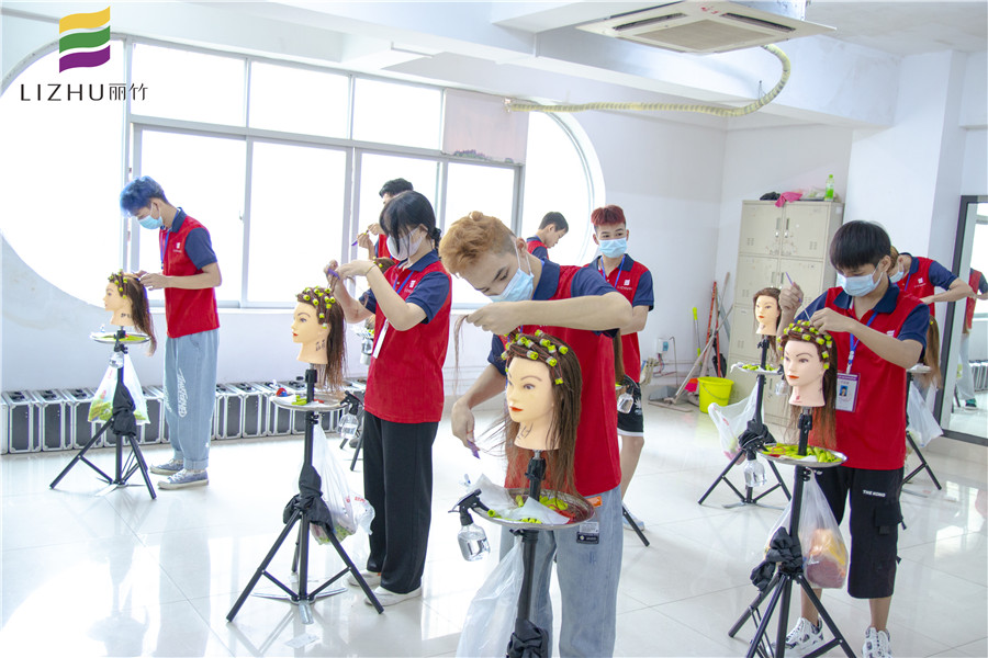 美發(fā)上杠如何加定型水？南寧培訓燙發(fā)課程