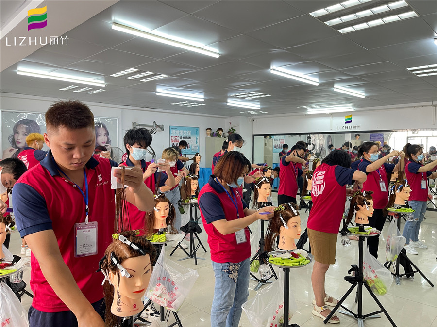 標(biāo)準(zhǔn)杠考核，南寧美發(fā)技師班現(xiàn)場(chǎng)實(shí)況