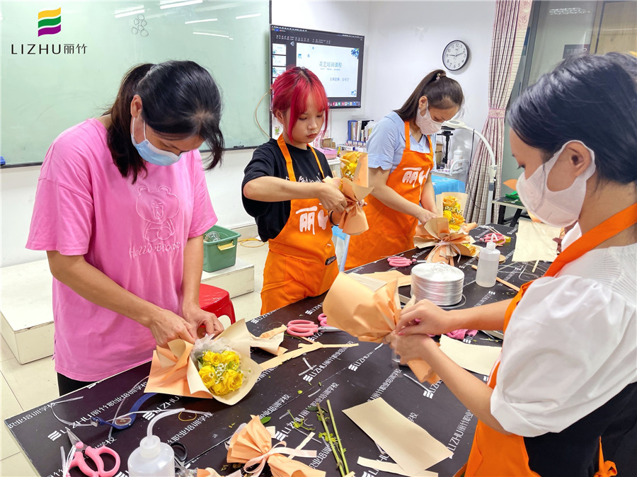 櫥窗禮盒&MINI花束，南寧花藝師培訓(xùn)學(xué)校作品