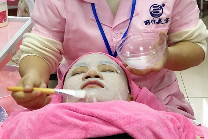 夏日敷水膜的次數(shù)越多越好嗎？南寧美容學(xué)校老師這么說(shuō)