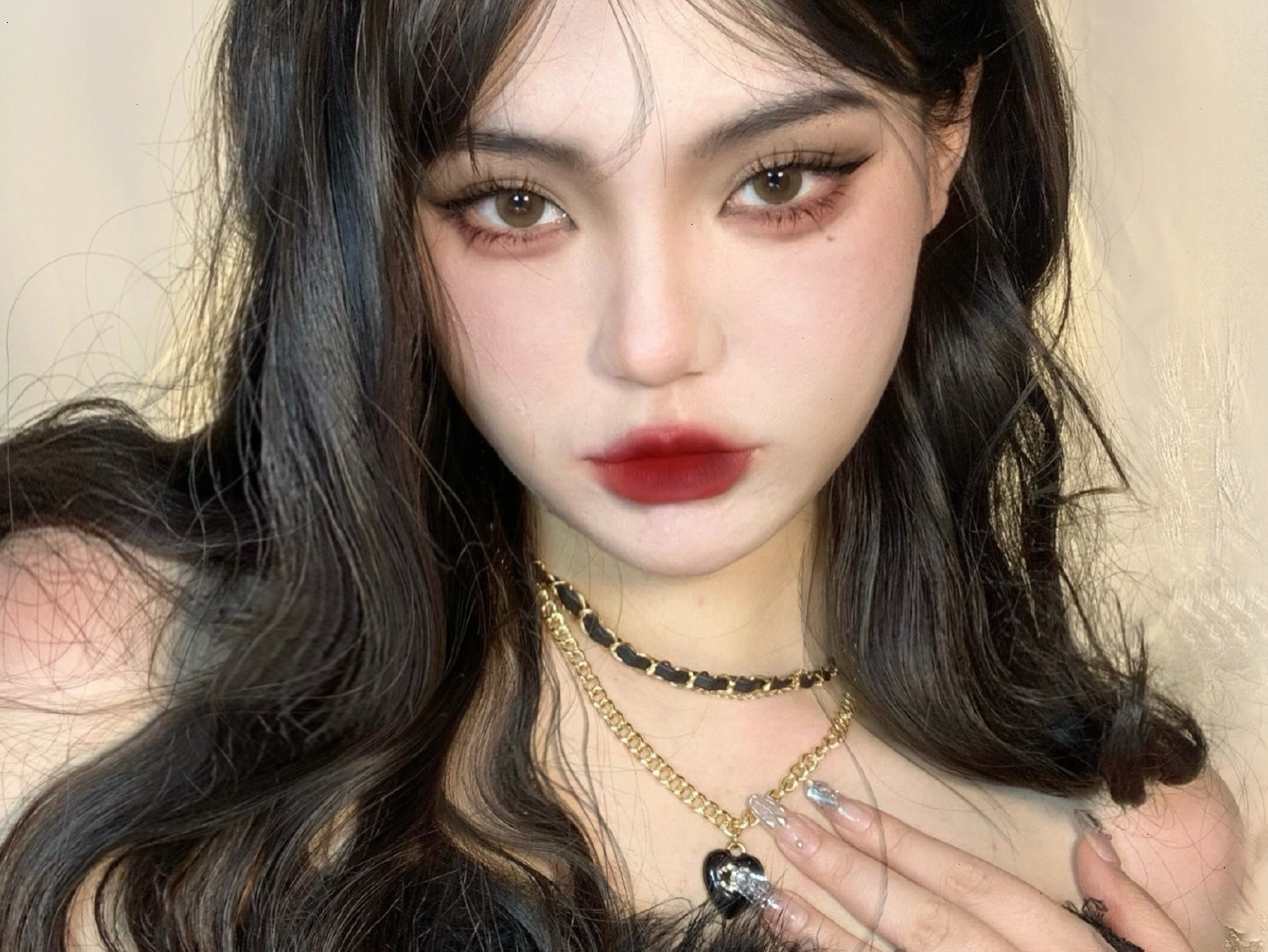 雪地玫瑰妝教程，南寧化妝職業(yè)培訓(xùn)學(xué)校分享