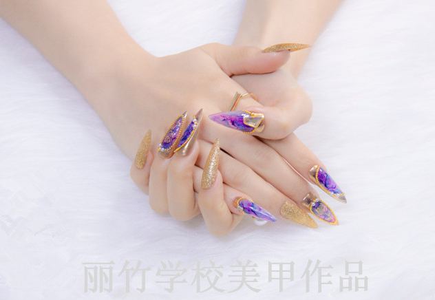 尖形甲怎么做才好看？南寧美甲專業(yè)學(xué)校做分析