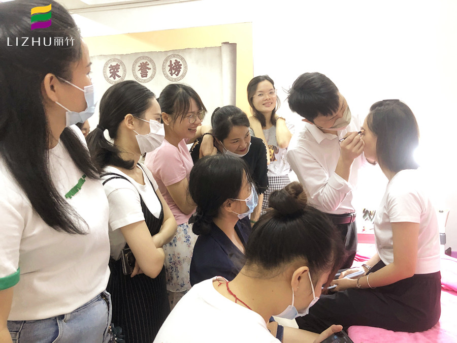 紋眉后怎么修眉才好看？南寧眉眼唇培訓(xùn)學(xué)校教你