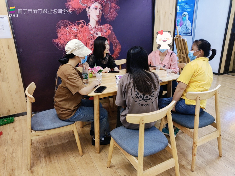 忙！忙！忙！麗竹學(xué)校人氣火爆的招生大廳