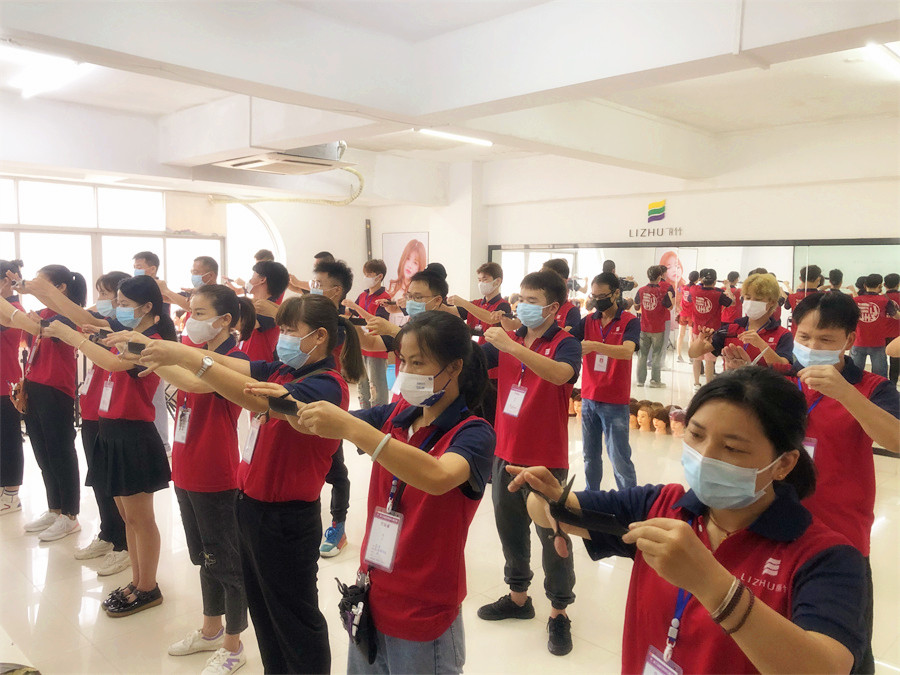 零基礎(chǔ)學(xué)美發(fā)：新手如何練習(xí)用剪刀和梳子？