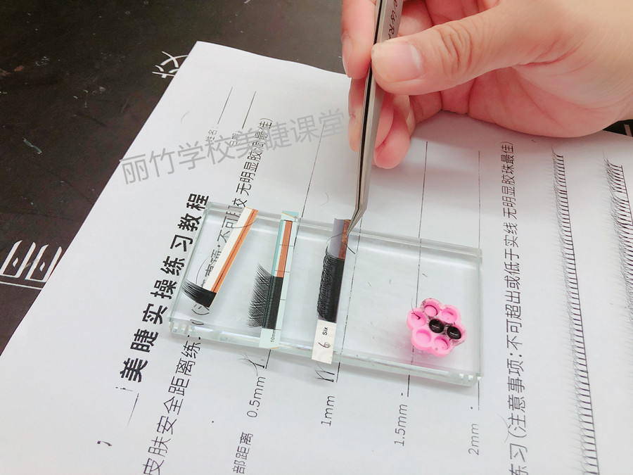 紙上嫁接睫毛，南寧美甲美睫學(xué)校學(xué)員練習(xí)