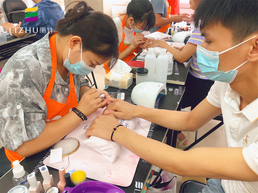 美甲修手有什么項目？南寧市美甲學(xué)校教程