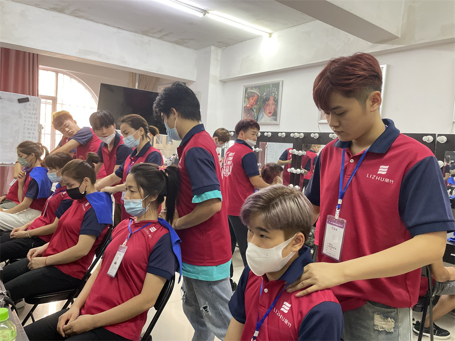 美發(fā)洗護肩頸按摩注意事項 ，廣西美發(fā)學(xué)校培訓(xùn)洗頭