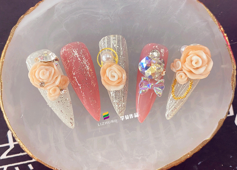 玫瑰雕花美甲作品，告訴你廣西美甲學(xué)校哪家好？