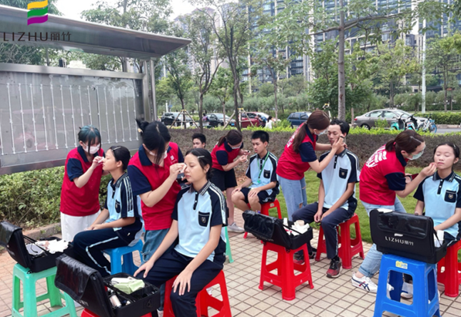 化妝實踐報告-麗竹學校化妝專業(yè)為南寧市三中提供化妝服務(wù)
