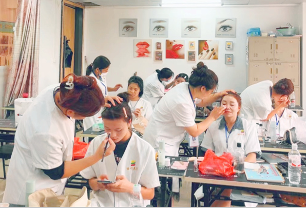 南寧正規(guī)美容培訓(xùn)：美容師儀容儀表